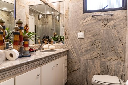 Apartamento à venda com 235m², 4 quartos e 3 vagasBanheiro da Suíte 2