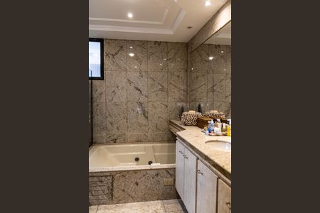 Apartamento à venda com 235m², 4 quartos e 3 vagasBanheiro da Suíte 1