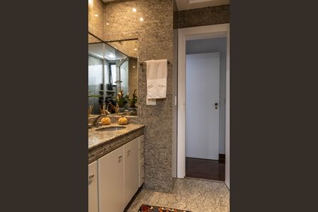 Apartamento à venda com 235m², 4 quartos e 3 vagasBanheiro da Suíte 3