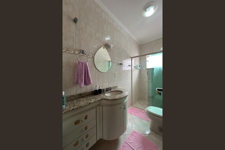 Casa à venda com 199m², 4 quartos e 4 vagasBanheiro da Suíte 2