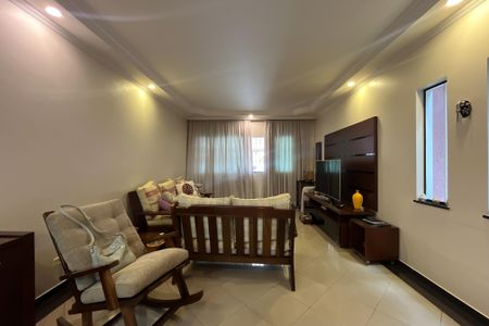 Casa à venda com 199m², 4 quartos e 4 vagasSala