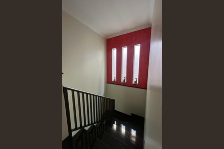 Casa à venda com 199m², 4 quartos e 4 vagasEscada