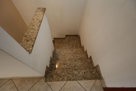 Casa de condomínio à venda com 115m², 3 quartos e 2 vagasEscada