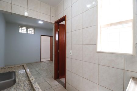 Cozinha de kitnet/studio para alugar com 1 quarto, 18m² em Presidente Roosevelt, Uberlândia