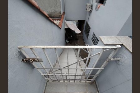 Escada  de casa para alugar com 1 quarto, 30m² em Vila das Merces, São Paulo