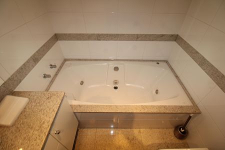 Casa à venda com 412m², 7 quartos e 5 vagasQuarto 2 - Banheiro