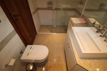 Casa à venda com 412m², 7 quartos e 5 vagasQuarto 2 - Banheiro