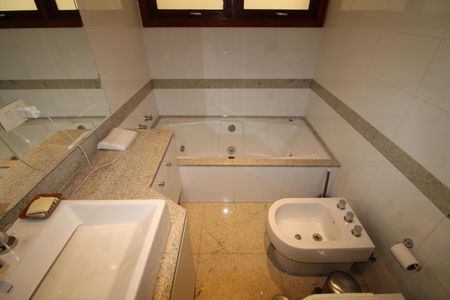 Casa à venda com 412m², 7 quartos e 5 vagasQuarto 2 - Banheiro