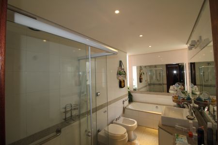 Casa à venda com 412m², 7 quartos e 5 vagasQuarto 1 - Banheiro