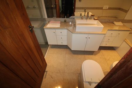 Casa à venda com 412m², 7 quartos e 5 vagasQuarto 2 - Banheiro