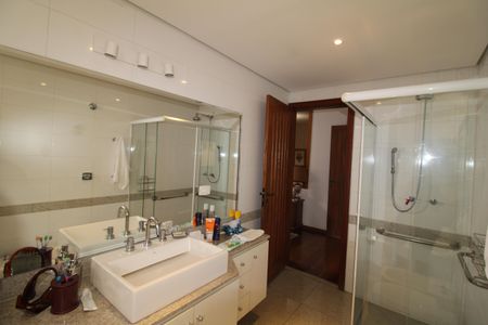 Casa à venda com 412m², 7 quartos e 5 vagasQuarto 1 - Banheiro