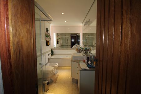 Casa à venda com 412m², 7 quartos e 5 vagasQuarto 1 - Banheiro