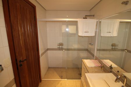 Casa à venda com 412m², 7 quartos e 5 vagasQuarto 2 - Banheiro