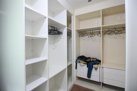 Casa de condomínio à venda com 220m², 3 quartos e 1 vagaQuarto 2 - Closet