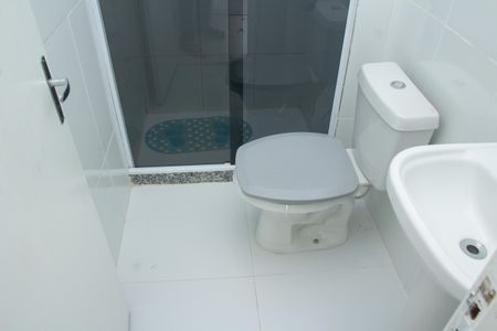 Casa de condomínio para alugar com 90m², 3 quartos e sem vagaBanheiro da Suíte