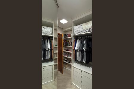 Casa à venda com 225m², 3 quartos e 4 vagas Casa à venda com 225m², 3 quartos e 4 vagasSuite Closet