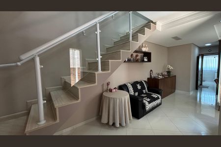 Casa à venda com 225m², 3 quartos e 4 vagas Casa à venda com 225m², 3 quartos e 4 vagasEscada