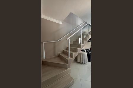 Casa à venda com 225m², 3 quartos e 4 vagas Casa à venda com 225m², 3 quartos e 4 vagasEscada