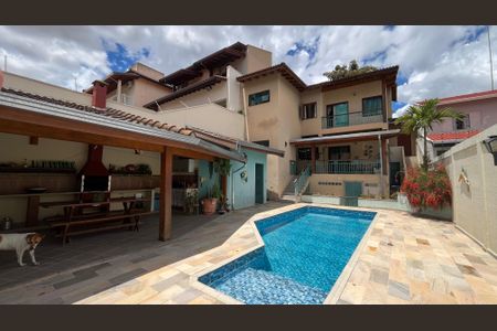 Casa à venda com 274m², 3 quartos e 5 vagas