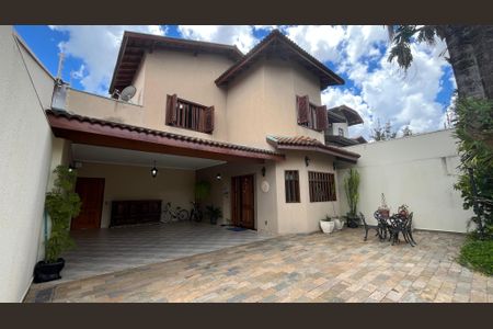 Casa à venda com 274m², 3 quartos e 5 vagas