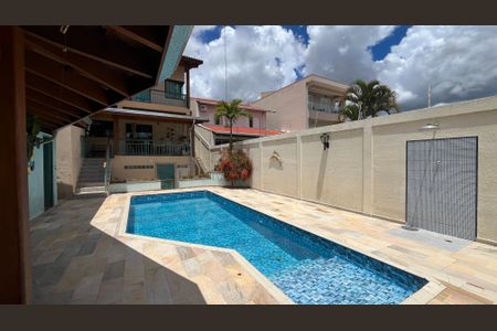 Casa à venda com 274m², 3 quartos e 5 vagas