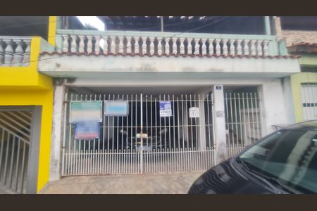 Casa à venda com 350m², 6 quartos e 2 vagasFachada do imóvel com placa QuintoAndar