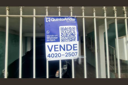 Casa à venda com 350m², 6 quartos e 2 vagasFachada do imóvel com placa QuintoAndar