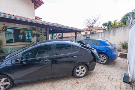 Casa à venda com 187m², 3 quartos e 4 vagasVaranda / estacionamento