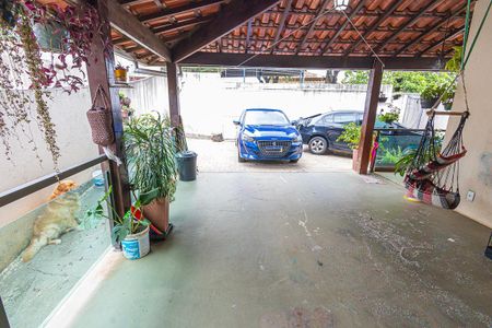 Casa à venda com 187m², 3 quartos e 4 vagasVaranda / estacionamento