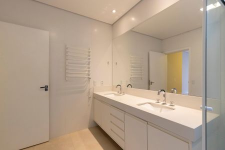 Casa de condomínio para alugar com 350m², 4 quartos e 4 vagas Casa de condomínio para alugar com 350m², 4 quartos e 4 vagasBanheiro da suíte 1