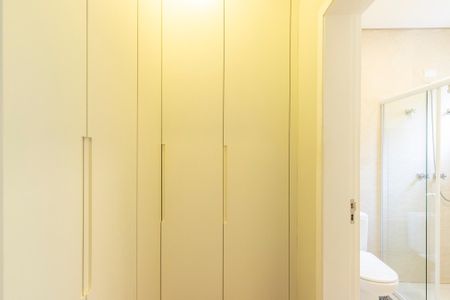 Casa de condomínio para alugar com 350m², 4 quartos e 4 vagas Casa de condomínio para alugar com 350m², 4 quartos e 4 vagasQuarto da suíte 2