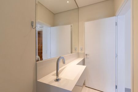 Casa de condomínio para alugar com 350m², 4 quartos e 4 vagas Casa de condomínio para alugar com 350m², 4 quartos e 4 vagasBanheiro da suíte 4