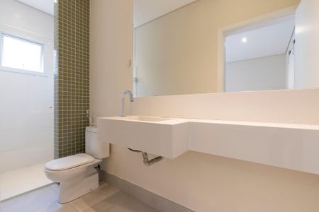 Casa de condomínio para alugar com 350m², 4 quartos e 4 vagas Casa de condomínio para alugar com 350m², 4 quartos e 4 vagasBanheiro da suíte 4