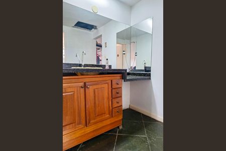 Casa à venda com 258m², 3 quartos e 3 vagasBanheiro da Suíte 1