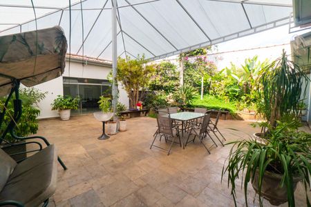 Casa à venda com 760m², 3 quartos e 8 vagasQuintal