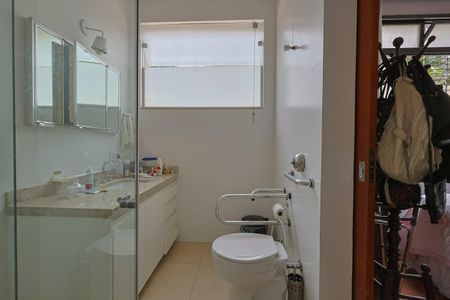 Casa à venda com 390m², 6 quartos e 6 vagasBanheiro da Suíte