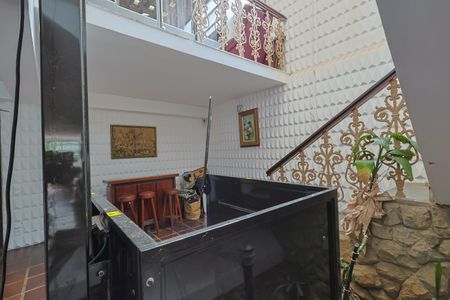 Casa à venda com 390m², 6 quartos e 6 vagasEscada
