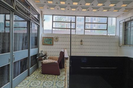 Casa à venda com 390m², 6 quartos e 6 vagasEscada