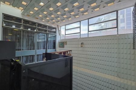 Casa à venda com 390m², 6 quartos e 6 vagasEscada