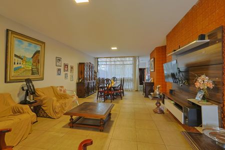 Casa à venda com 390m², 6 quartos e 6 vagasSala