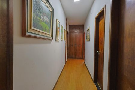 Casa à venda com 390m², 6 quartos e 6 vagasCorredor