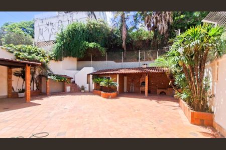 Casa à venda com 371m², 5 quartos e 6 vagasQuintal