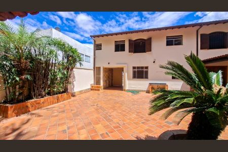 Casa à venda com 371m², 5 quartos e 6 vagasQuintal