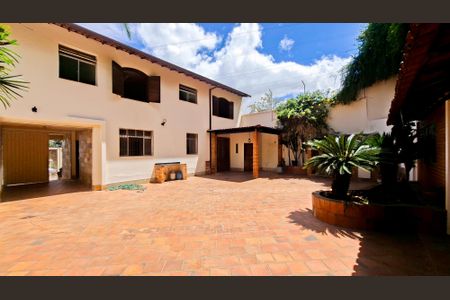 Casa à venda com 371m², 5 quartos e 6 vagasQuintal