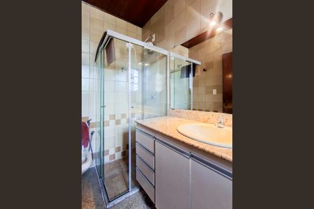 Casa à venda com 371m², 5 quartos e 6 vagasBanheiro da Suíte