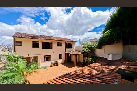 Casa à venda com 371m², 5 quartos e 6 vagasQuintal