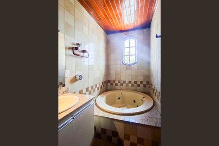 Casa à venda com 371m², 5 quartos e 6 vagasBanheiro da Suíte