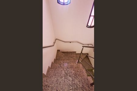 Casa à venda com 371m², 5 quartos e 6 vagasEscada