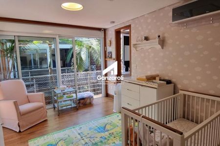 Casa à venda com 3 quartos, 245m² em Vila Nova Conceição, São Paulo