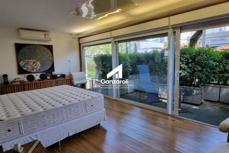 Casa à venda com 3 quartos, 245m² em Vila Nova Conceição, São Paulo